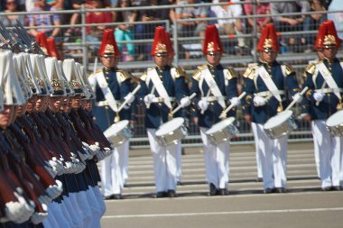 SANTIAGO, ŞİLİ - 19 Eylül 2016: Şili Ordusu üyeleri Şili, Şili 'de düzenlenen Şili Patrias Anma Töreni kapsamında her yıl düzenlenen askeri geçit sırasında geçtiler.