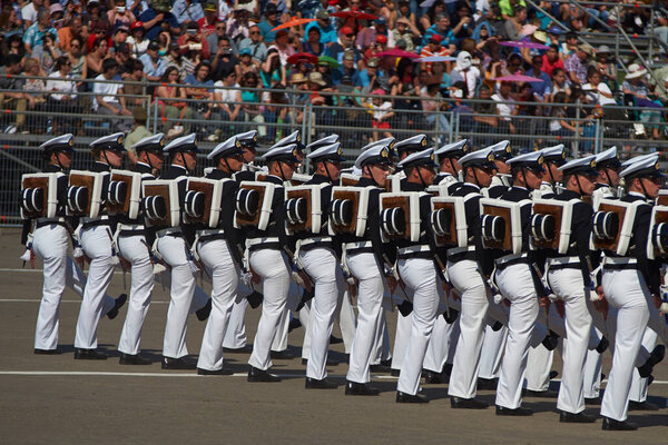 САНТЬЯГО, ЧИЛЬ - 19 СЕНТЯБРЯ 2016 года: Члены Армады Чили прошли маршем во время ежегодного военного парада в рамках празднования "Патриаса фиесты" в Сантьяго, Чили
. 