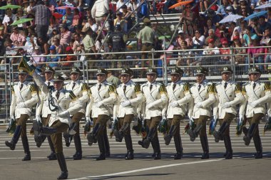 SANTIAGO, ŞİLİ - 19 EYLÜL 2016: Şili, Santiago 'daki Fiestas Patrias kutlamaları kapsamında her yıl düzenlenen askeri geçit töreninde Carabinero tarafından geçildi.