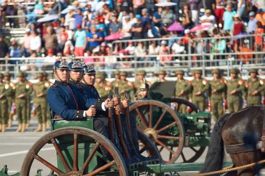 SANTIAGO, ŞİLİ - 19 Eylül 2016: Santiago, Şili 'deki Şili Patrias kutlamaları kapsamında Şili Ordusu' nun yıllık askeri geçidi sırasında tarihi birlik.