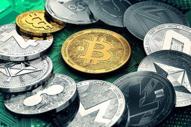 Bir daire içinde cryptocurrencies altın bitcoin orta ile büyük yığını. Bitcoin en önemli cryptocurrency kavram olarak. 3D çizim