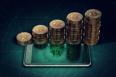 Smartphone Bitcoin ile ekrandaki sembol ve altın Bitcoins yığınları büyüyen. Bitcoin büyüme kavramı. 3D render