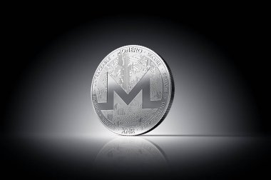 Monero (Xmr) cryptocurrency fiziksel kavramı sikke yavaşça aydınlatılmış koyu arka plan üzerinde. 3D render 