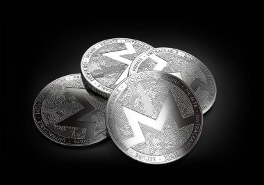 Siyah arka plan üzerine döşeme dört gümüş Monero para yığını. 3D render