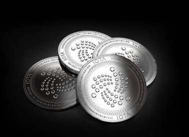Siyah arka plan üzerine döşeme dört gümüş Iota para yığını. 3D render