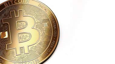 Altın Bitcoin (Btc) nerede metin veya grafik yerleştirebilirsiniz kopya alanı sağdaki bir kadeh makro. Beyaz izole. 3D render