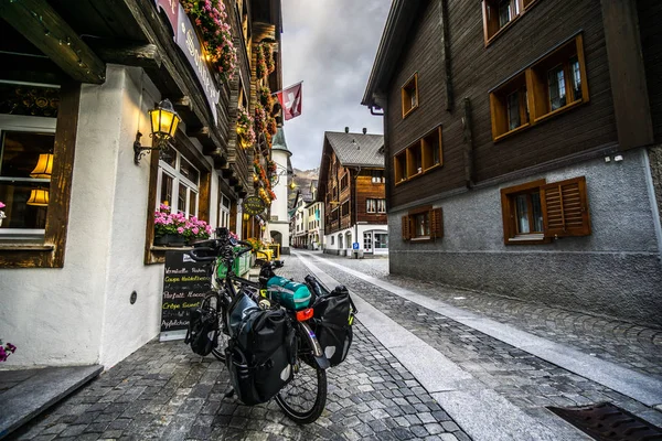 İsviçre köyde Bagaj ile Bisiklet park
