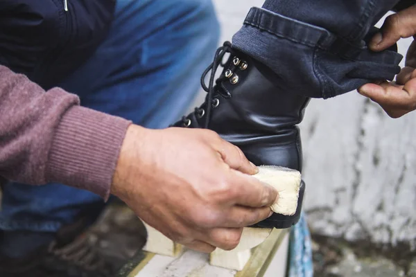 Boyacı işçi ve önyükleme