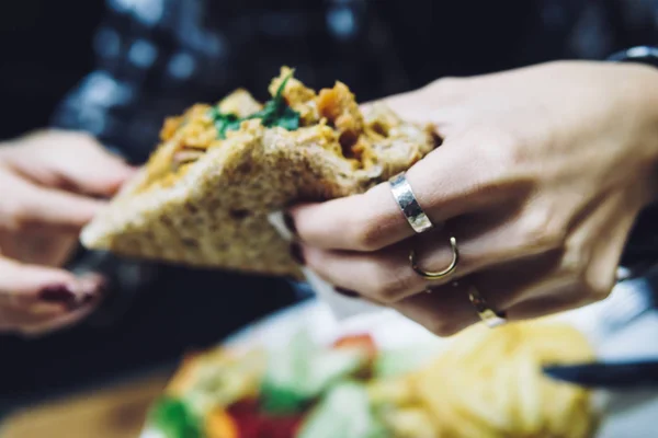 Bir sandviç tutarak