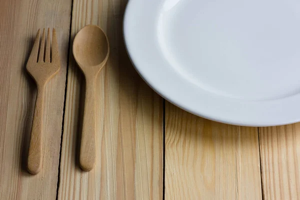 Άδειο λευκό πιάτο πάνω στο ξύλινο τραπέζι — Φωτογραφία Αρχείου