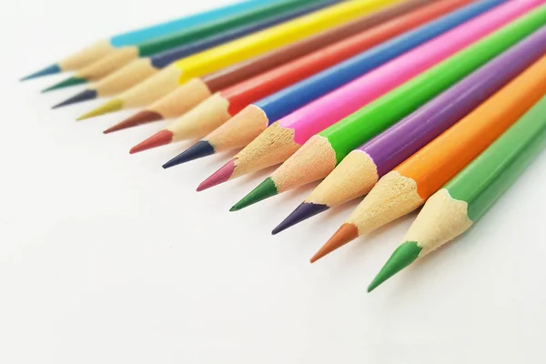 Цветной карандаш с выделенным на белом фоне местом для копирования — стоковое фото
