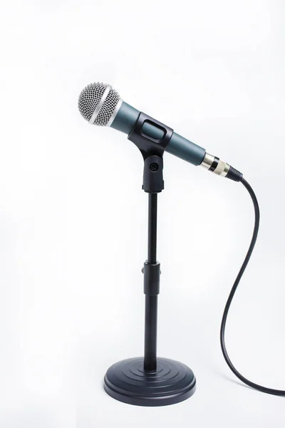 Dynamische microfoon op stand geïsoleerd op een witte achtergrond. Geluid — Stockfoto