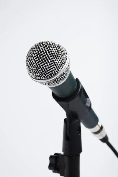Portre üzerinde bir mikrofon standı izole üzerinde beyaz arka plan — Stok fotoğraf