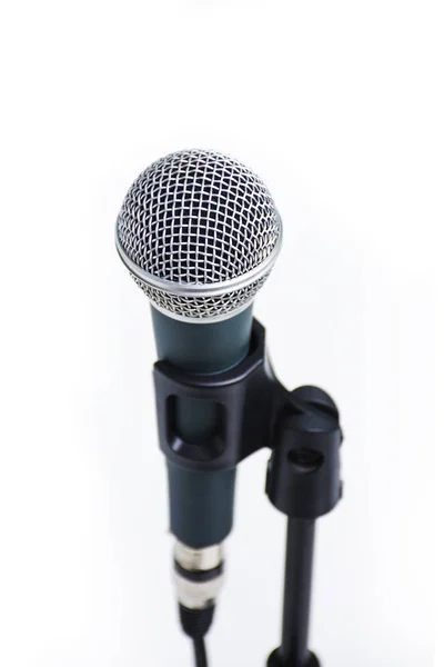 Micrófono vocal profesional en soporte aislado en respaldo blanco — Foto de Stock