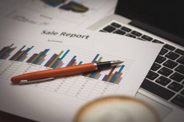 dizüstü bilgisayar ile yatırım grafikleri analiz bir iş adamı. muhasebe