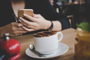 Bir kafede akıllı telefon kısa mesaj yazarak kadın. CROPP