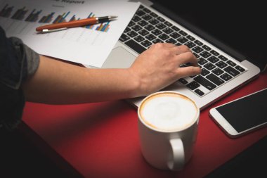 Grafik ve verileri ile mali rapor iş w ile bir laptop