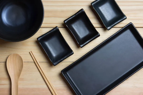 Schönes leeres Gefäß, von oben betrachtet schwarzer Teller auf Tisch — Stockfoto