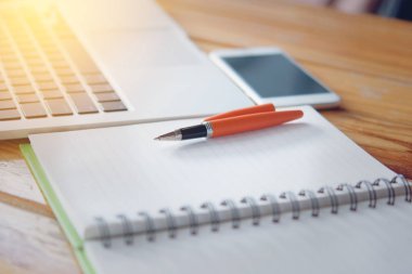 Ahşap masa işadamı ile defter ve kalem, Lapt kadar kapatın