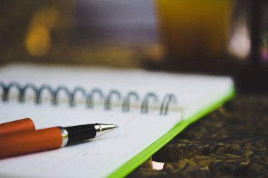 Not defteri ve kalem tablo arka plan üzerinde