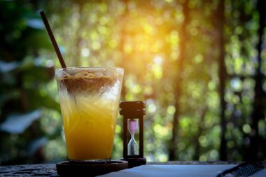 Taze tutku meyve suyu cam ile tabloda ağaç bahçe olduğunu 