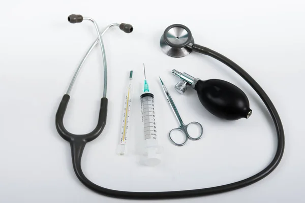 흰색 배경에 고립 된 다양 한 의료 장비 — 스톡 사진