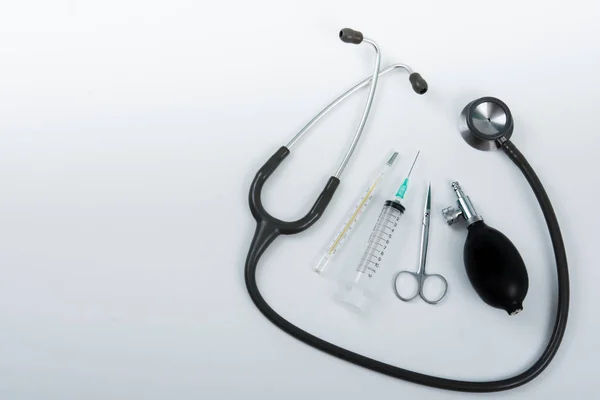Διάφορες ιατρικές συσκευές που απομονώνονται σε λευκό φόντο — Φωτογραφία Αρχείου