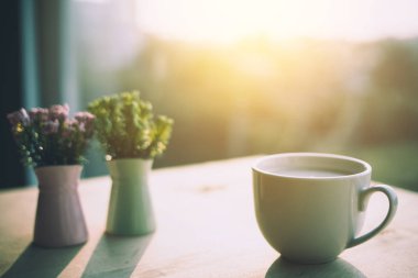 bir kahve rustik tarzı backgrou üzerinde bir vazo ve çiçekler