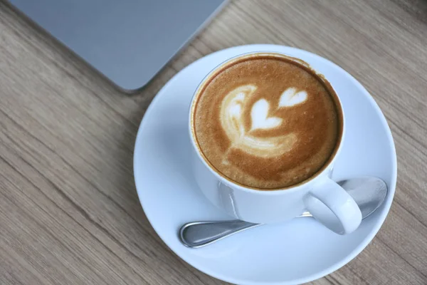 Кофе из чашки белого на деревянном столе — стоковое фото