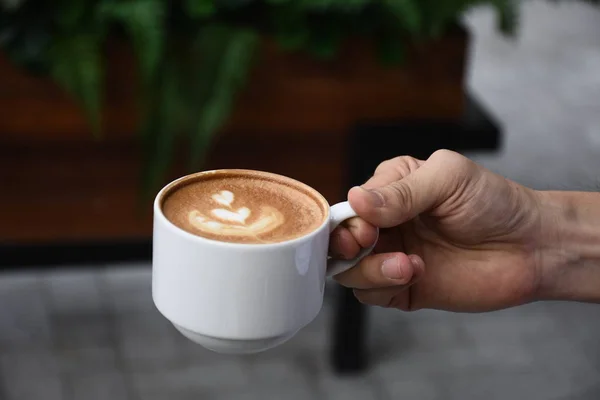 Χέρι που κρατά ζεστό φλιτζάνι καφέ — Φωτογραφία Αρχείου
