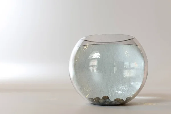 Tom fishbowl isolerad på vit bakgrund — Stockfoto