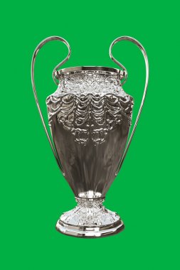 kesme için yeşil zemin üzerine izole bir futbol Kupası 3D çizimi