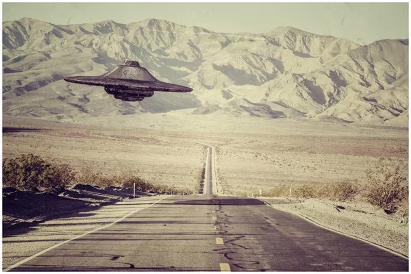 Ufo flying over the desert — Stock Photo, Image
