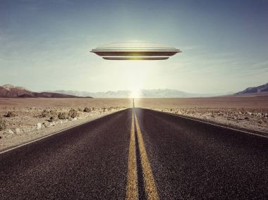 boş bir çöl yol üzerinde bir ufo 3D çizimi 