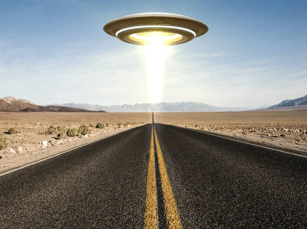3D απεικόνιση ενός UFO πάνω από ένα άδειο δρόμο έρημο — Φωτογραφία Αρχείου