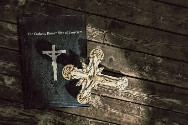 Ilustração 3d do livro exorcismo no chão de madeira — Fotografia de Stock