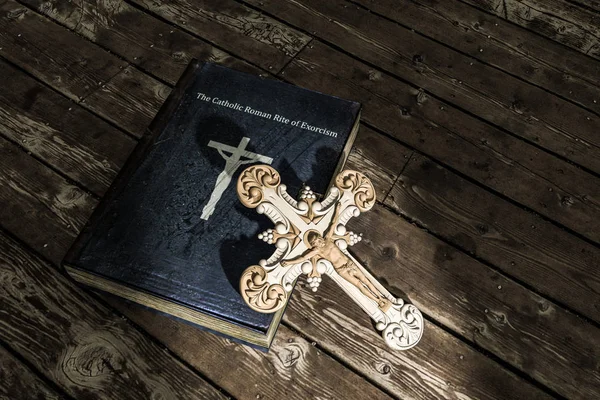 Libro esorcismo sul pavimento in legno — Foto Stock