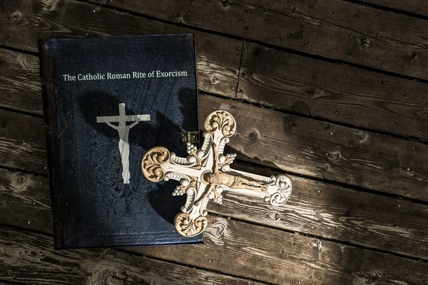 Livre d'exorcisme sur le sol en bois — Photo