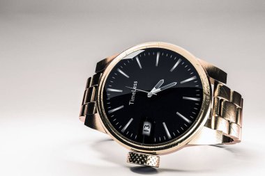 Altın saat beyaza izole edilmiş