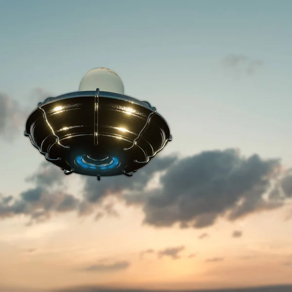 Ретро космический корабль, летящий в облачном небе — стоковое фото