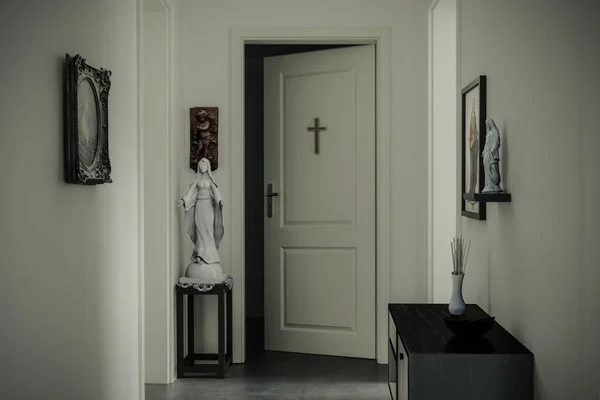 Porte Bois Blanc Avec Crucifix Illustration — Photo