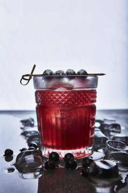 Berry eski moda bardakta viski kokteyli 