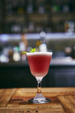 Votka kokteyli üzerinde bar