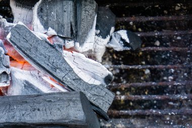 Ocakta kömür pişirmek.