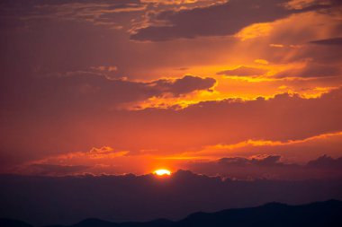 Batan güneş akşamları gökyüzünün rengini değiştiriyor..