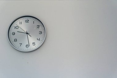 Beyaz arka planı olan bir duvar saati.