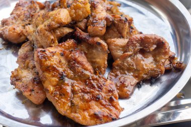 Izgaranın acı sosunda marine edilmiş ızgara domuz boynuzu.