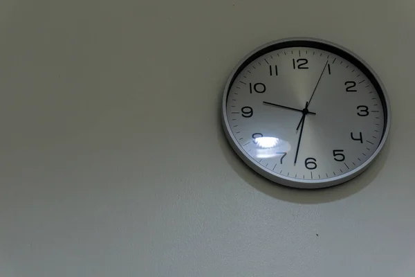 Ένα Ρολόι Τοίχου Λευκό Φόντο — Φωτογραφία Αρχείου