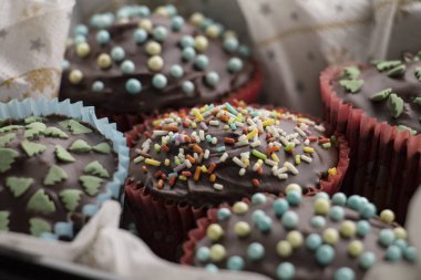 Çikolatalı Krema ve şeker süslemeleri ile cupcakes Close-Up