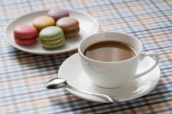 Chá com café e macaroons — Fotografia de Stock